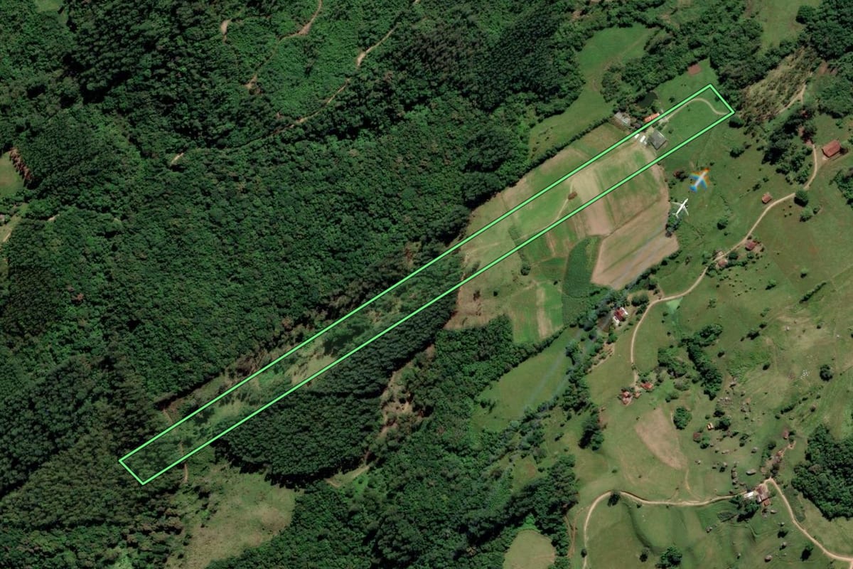 Imagem de satélite do imóvel rural em Orleans (SC), com o contorno declarado no CAR desenhado por cima.