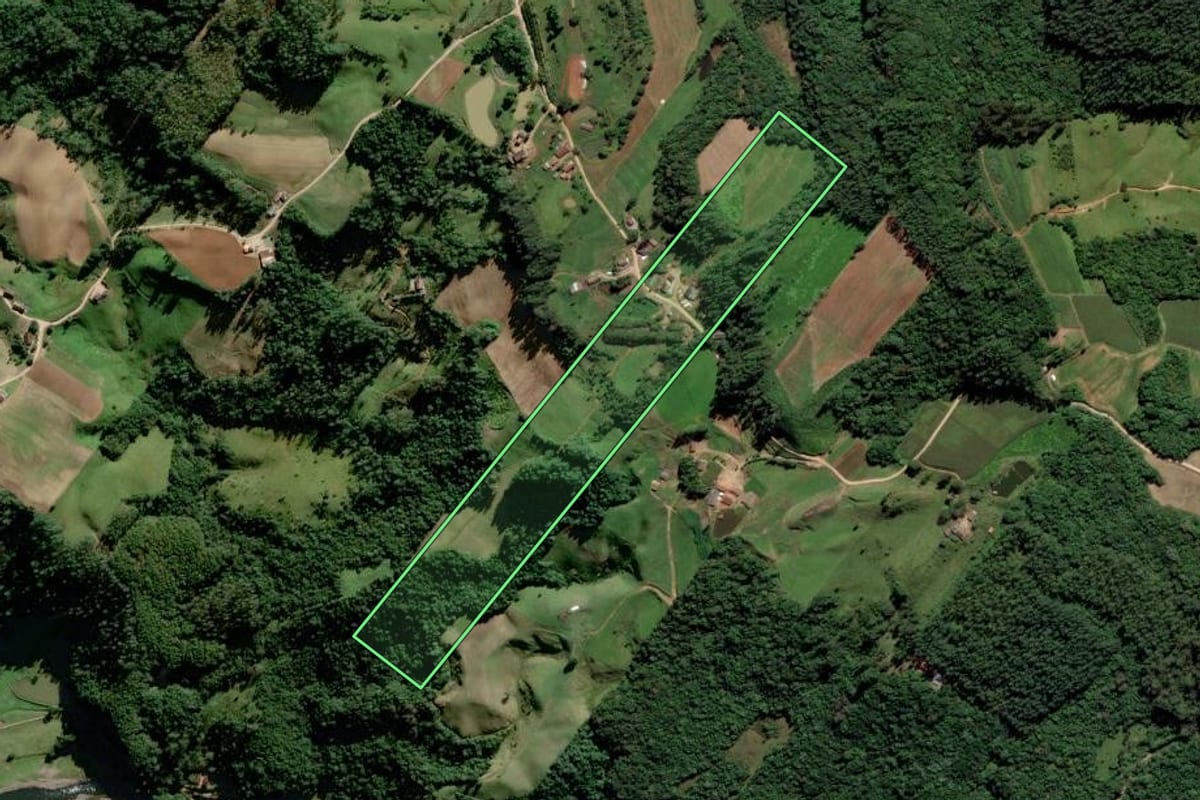 Imagem de satélite do imóvel rural em Orleans (SC), com o contorno declarado no CAR desenhado por cima.