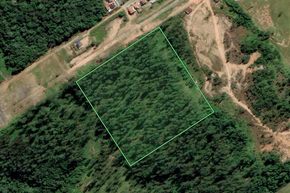 Imagem de satélite do imóvel rural em Orleans (SC), com o contorno declarado no CAR desenhado por cima.