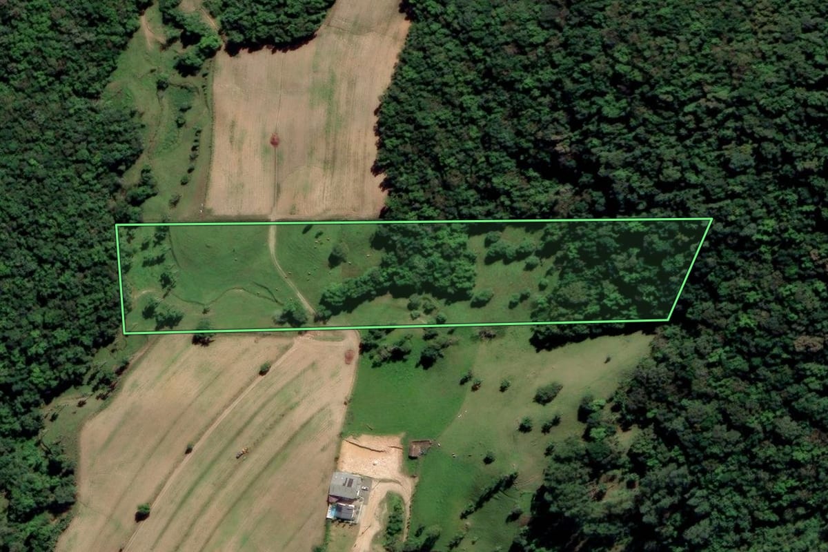 Imagem de satélite do imóvel rural em Orleans (SC), com o contorno declarado no CAR desenhado por cima.