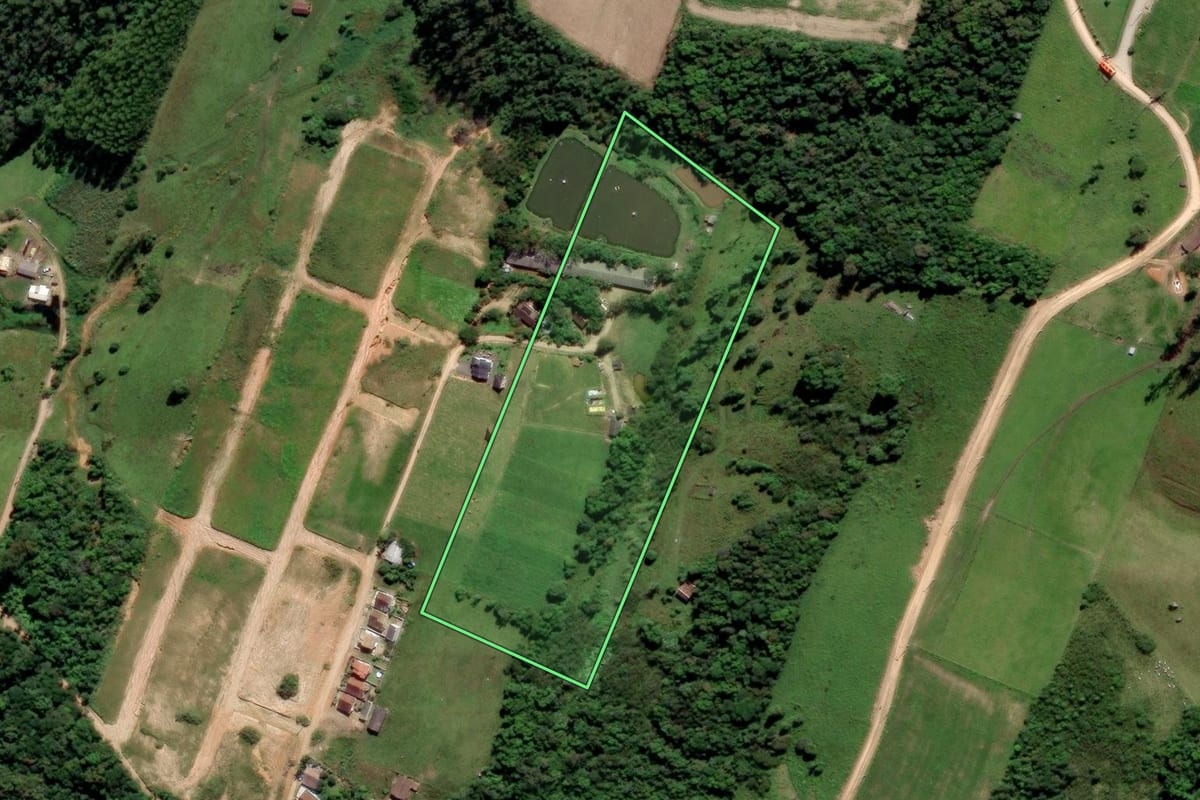 Imagem de satélite do imóvel rural em Orleans (SC), com o contorno declarado no CAR desenhado por cima.