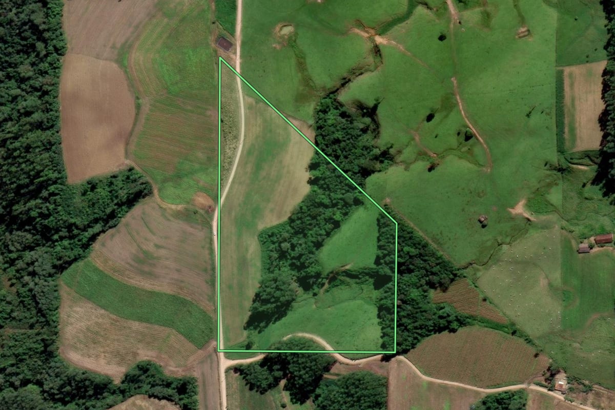 Imagem de satélite do imóvel rural em Orleans (SC), com o contorno declarado no CAR desenhado por cima.