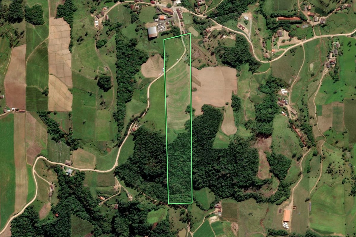 Imagem de satélite do imóvel rural em Orleans (SC), com o contorno declarado no CAR desenhado por cima.