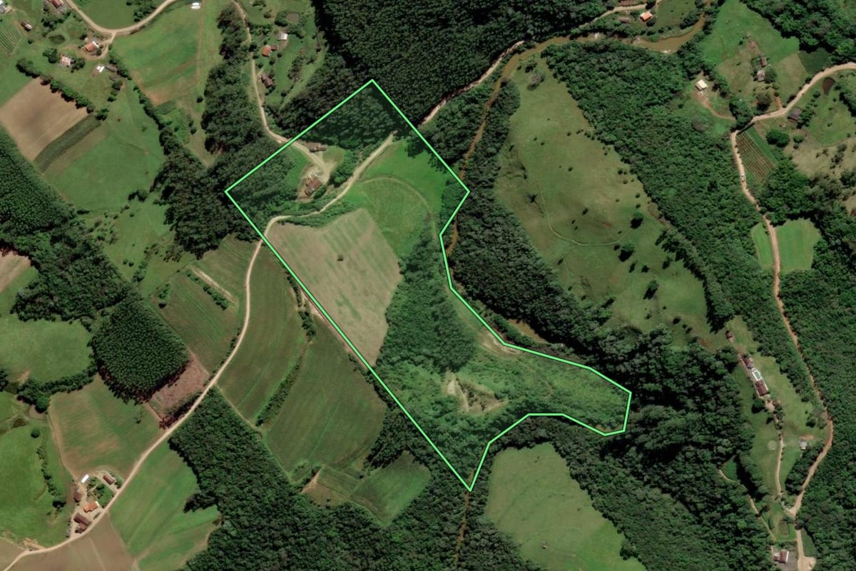 Imagem de satélite do imóvel rural em Orleans (SC), com o contorno declarado no CAR desenhado por cima.