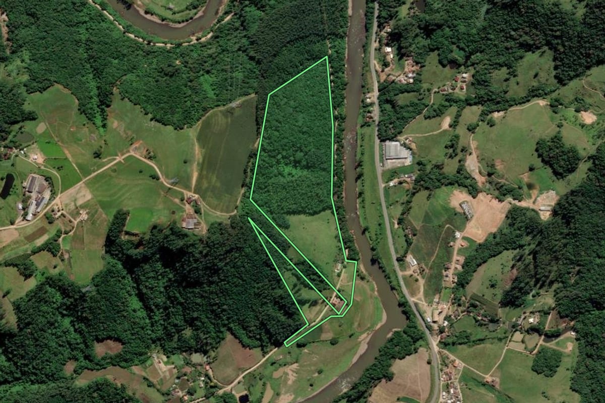 Imagem de satélite do imóvel rural em Orleans (SC), com o contorno declarado no CAR desenhado por cima.
