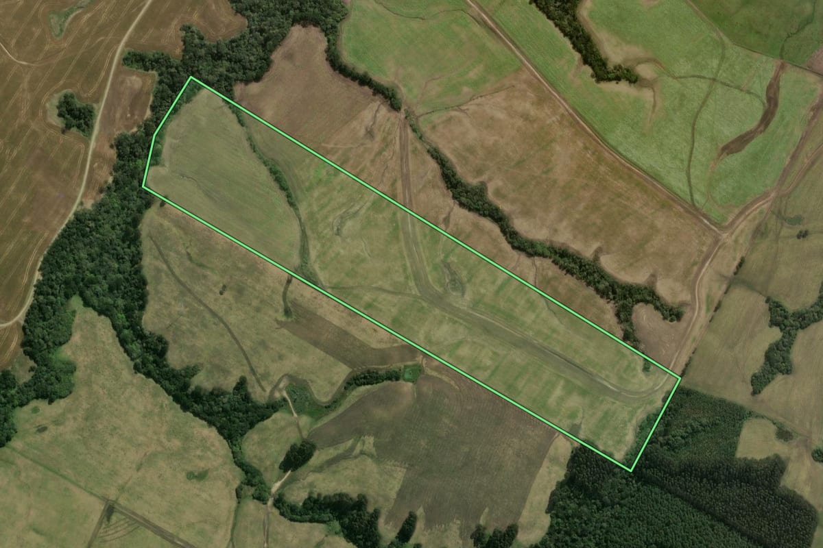 Imagem de satélite do imóvel rural em Otacílio Costa (SC), com o contorno declarado no CAR desenhado por cima.