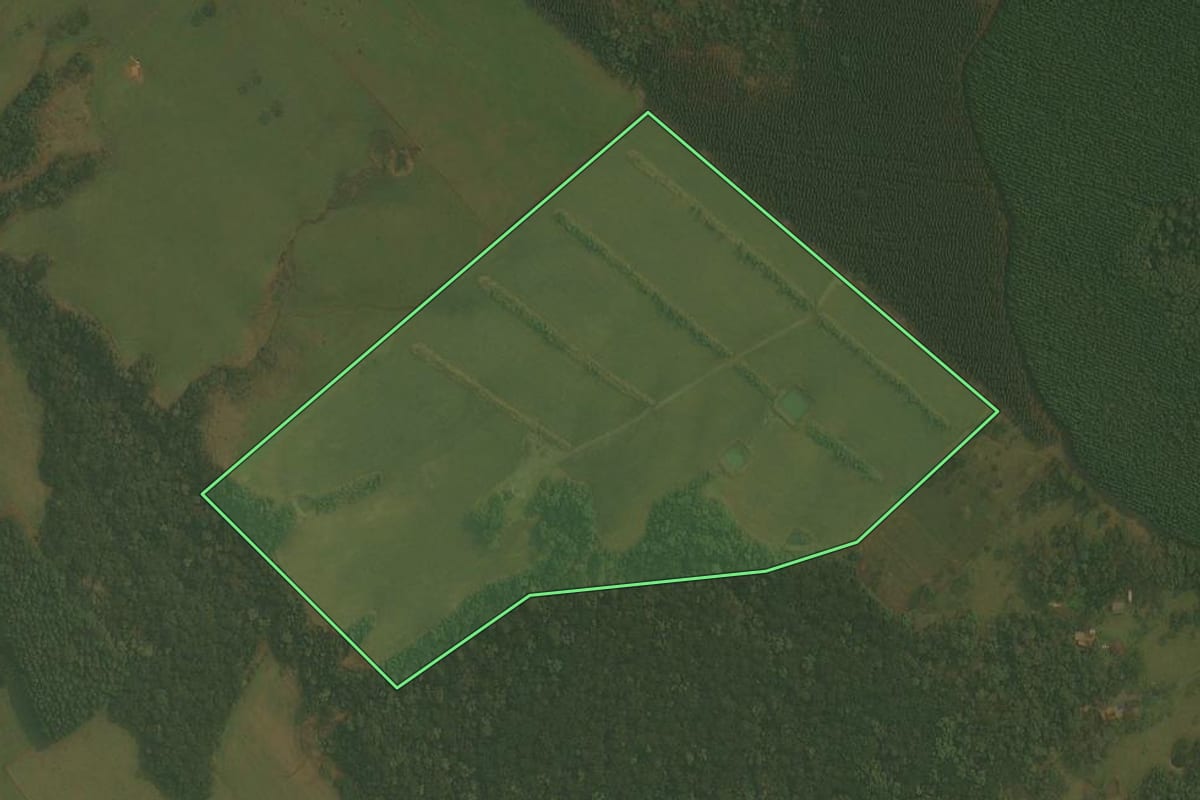 Imagem de satélite do imóvel rural em Otacílio Costa (SC), com o contorno declarado no CAR desenhado por cima.