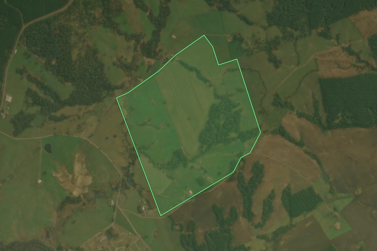 Imagem de satélite do imóvel rural em Otacílio Costa (SC), com o contorno declarado no CAR desenhado por cima.
