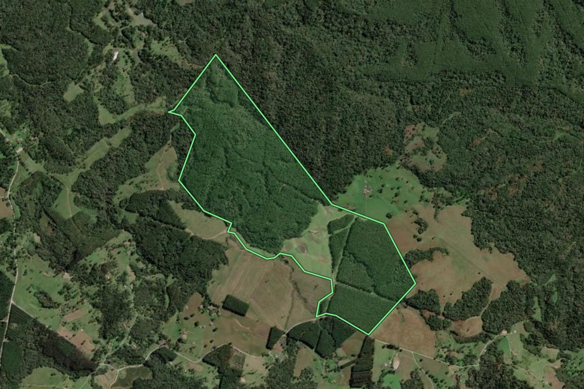 Imagem de satélite do imóvel rural em Otacílio Costa (SC), com o contorno declarado no CAR desenhado por cima.