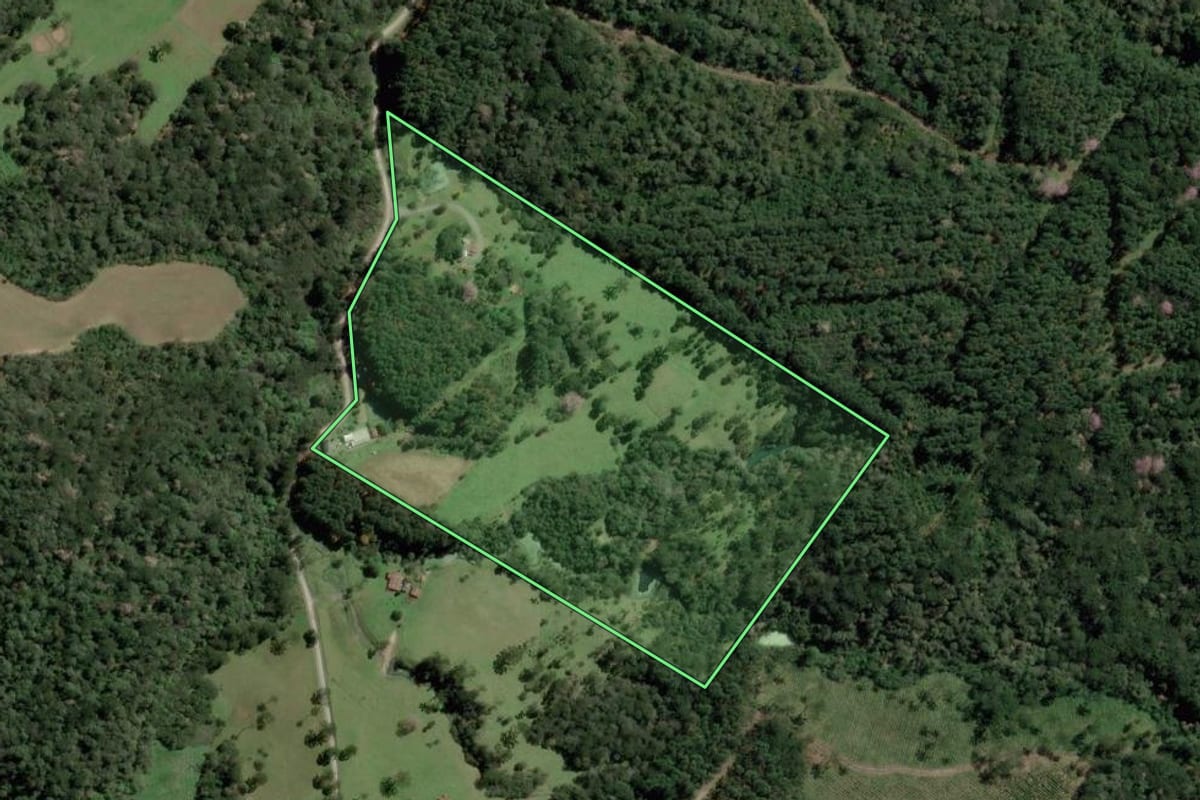 Imagem de satélite do imóvel rural em Otacílio Costa (SC), com o contorno declarado no CAR desenhado por cima.