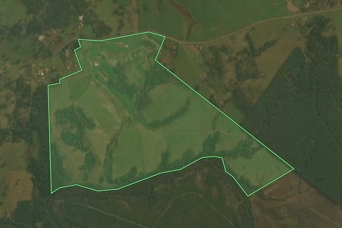 Imagem de satélite do imóvel rural em Otacílio Costa (SC), com o contorno declarado no CAR desenhado por cima.