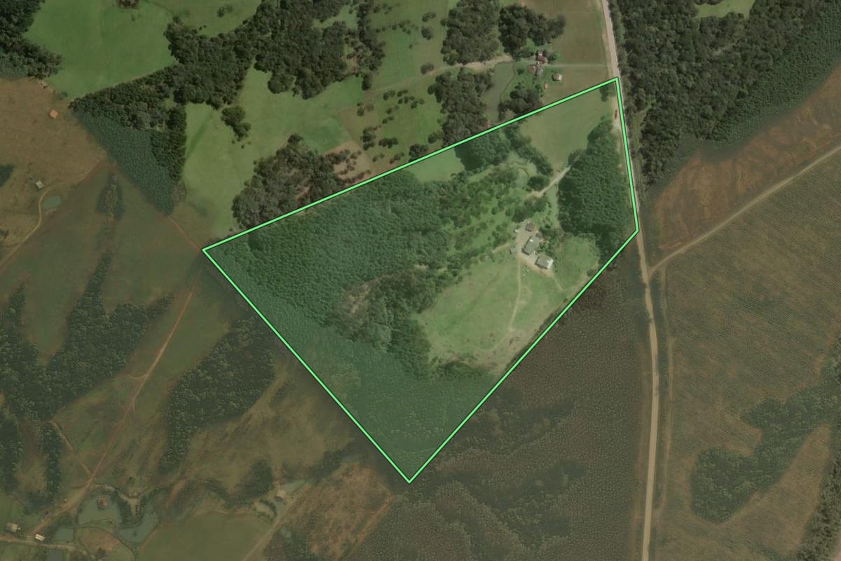 Imagem de satélite do imóvel rural em Otacílio Costa (SC), com o contorno declarado no CAR desenhado por cima.