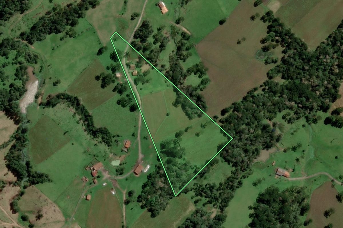 Imagem de satélite do imóvel rural em Otacílio Costa (SC), com o contorno declarado no CAR desenhado por cima.