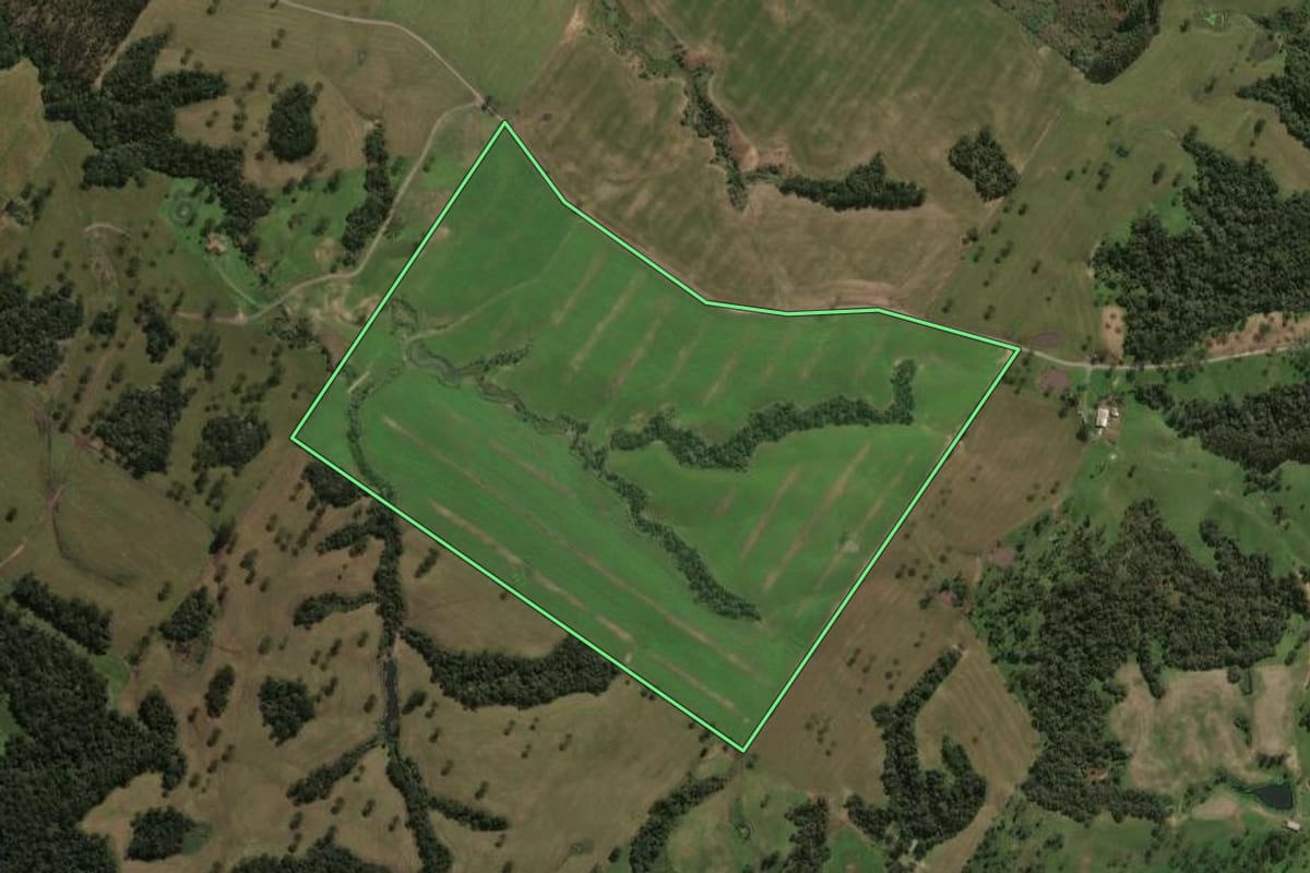 Imagem de satélite do imóvel rural em Otacílio Costa (SC), com o contorno declarado no CAR desenhado por cima.