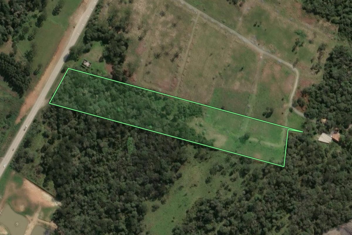 Imagem de satélite do imóvel rural em Otacílio Costa (SC), com o contorno declarado no CAR desenhado por cima.