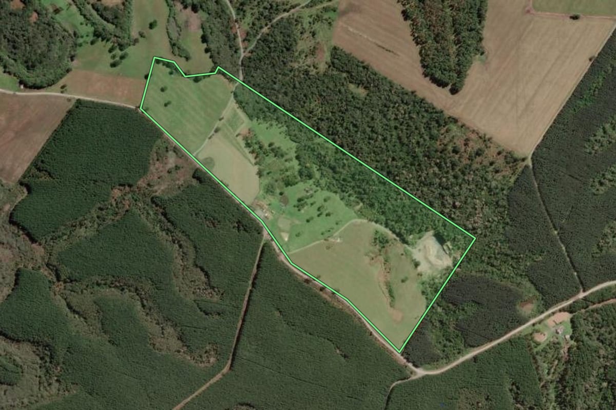 Imagem de satélite do imóvel rural em Otacílio Costa (SC), com o contorno declarado no CAR desenhado por cima.