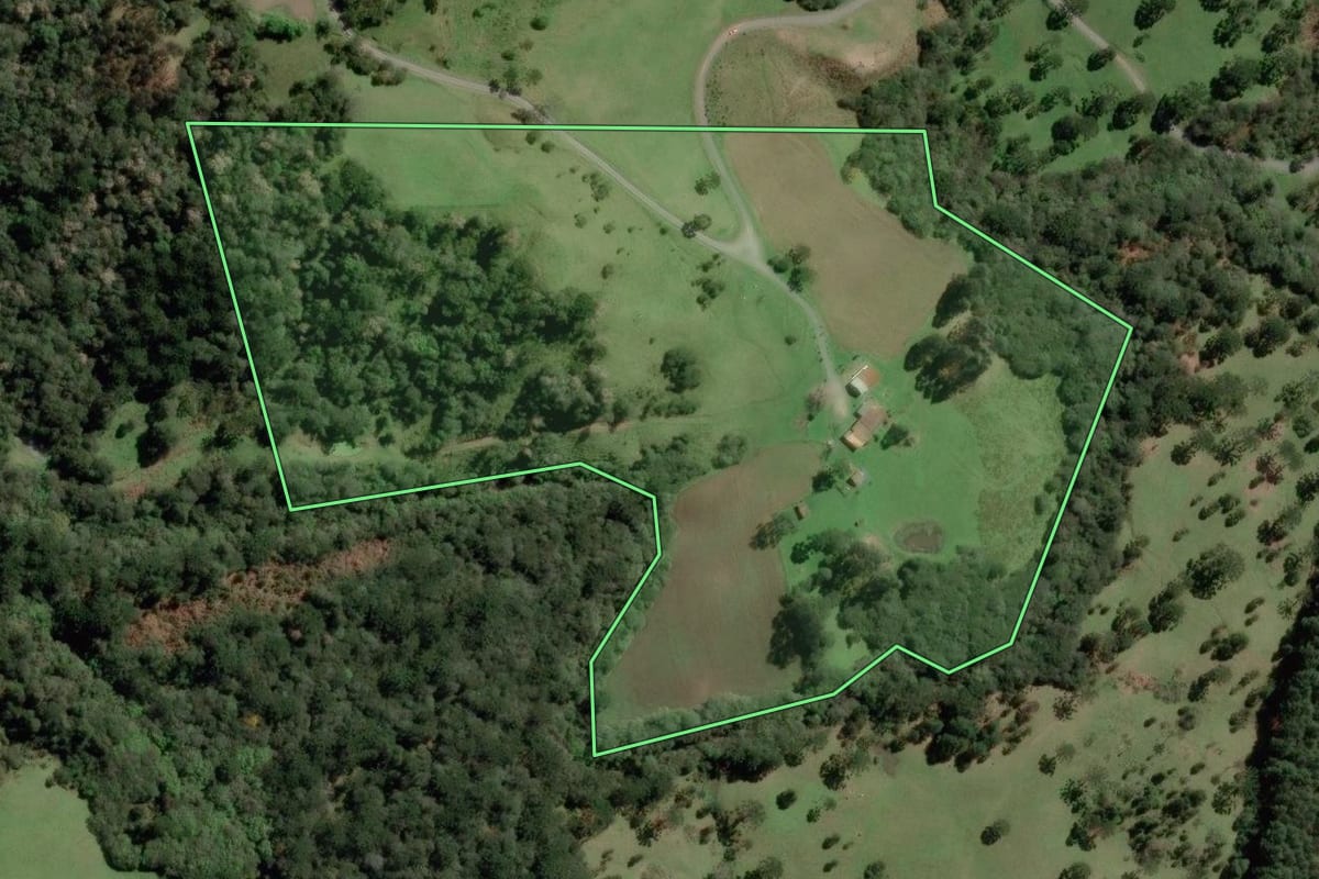 Imagem de satélite do imóvel rural em Otacílio Costa (SC), com o contorno declarado no CAR desenhado por cima.
