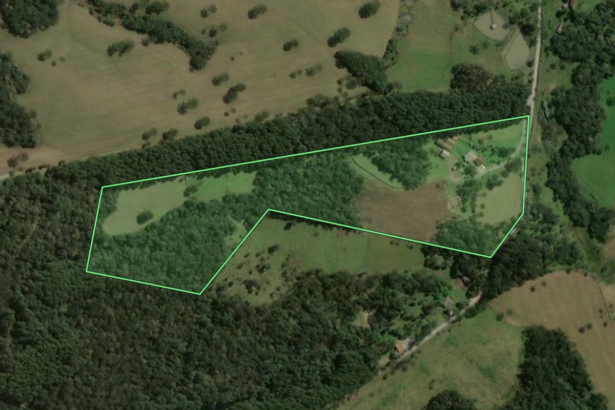 Imagem de satélite do imóvel rural em Otacílio Costa (SC), com o contorno declarado no CAR desenhado por cima.