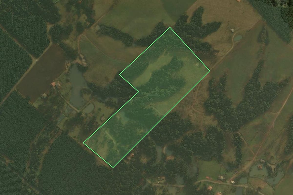 Imagem de satélite do imóvel rural em Otacílio Costa (SC), com o contorno declarado no CAR desenhado por cima.