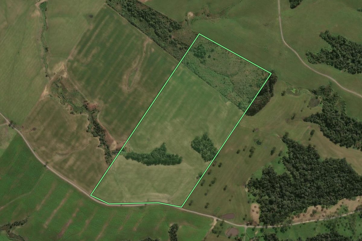 Imagem de satélite do imóvel rural em Otacílio Costa (SC), com o contorno declarado no CAR desenhado por cima.