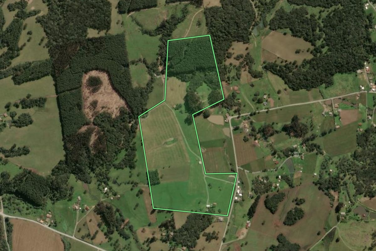 Imagem de satélite do imóvel rural em Otacílio Costa (SC), com o contorno declarado no CAR desenhado por cima.