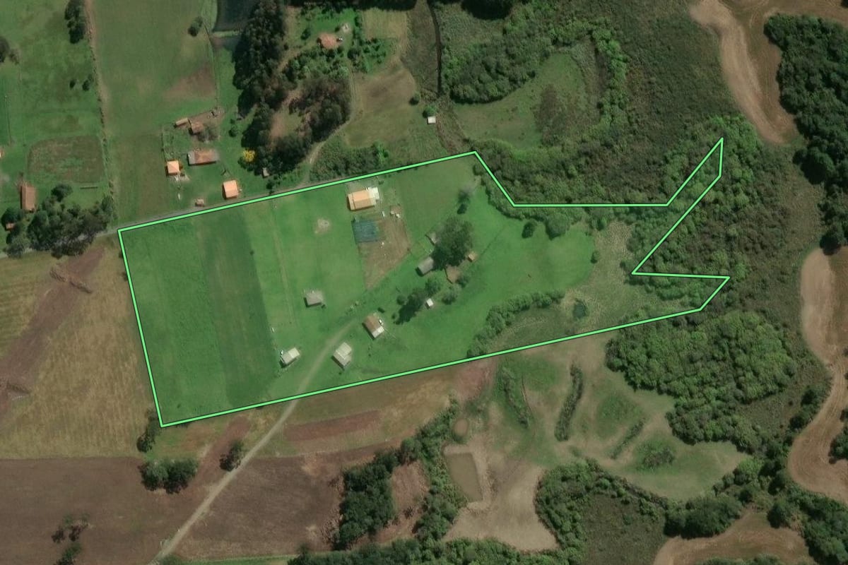 Imagem de satélite do imóvel rural em Otacílio Costa (SC), com o contorno declarado no CAR desenhado por cima.