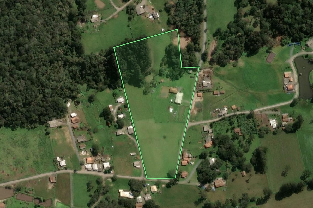 Imagem de satélite do imóvel rural em Otacílio Costa (SC), com o contorno declarado no CAR desenhado por cima.