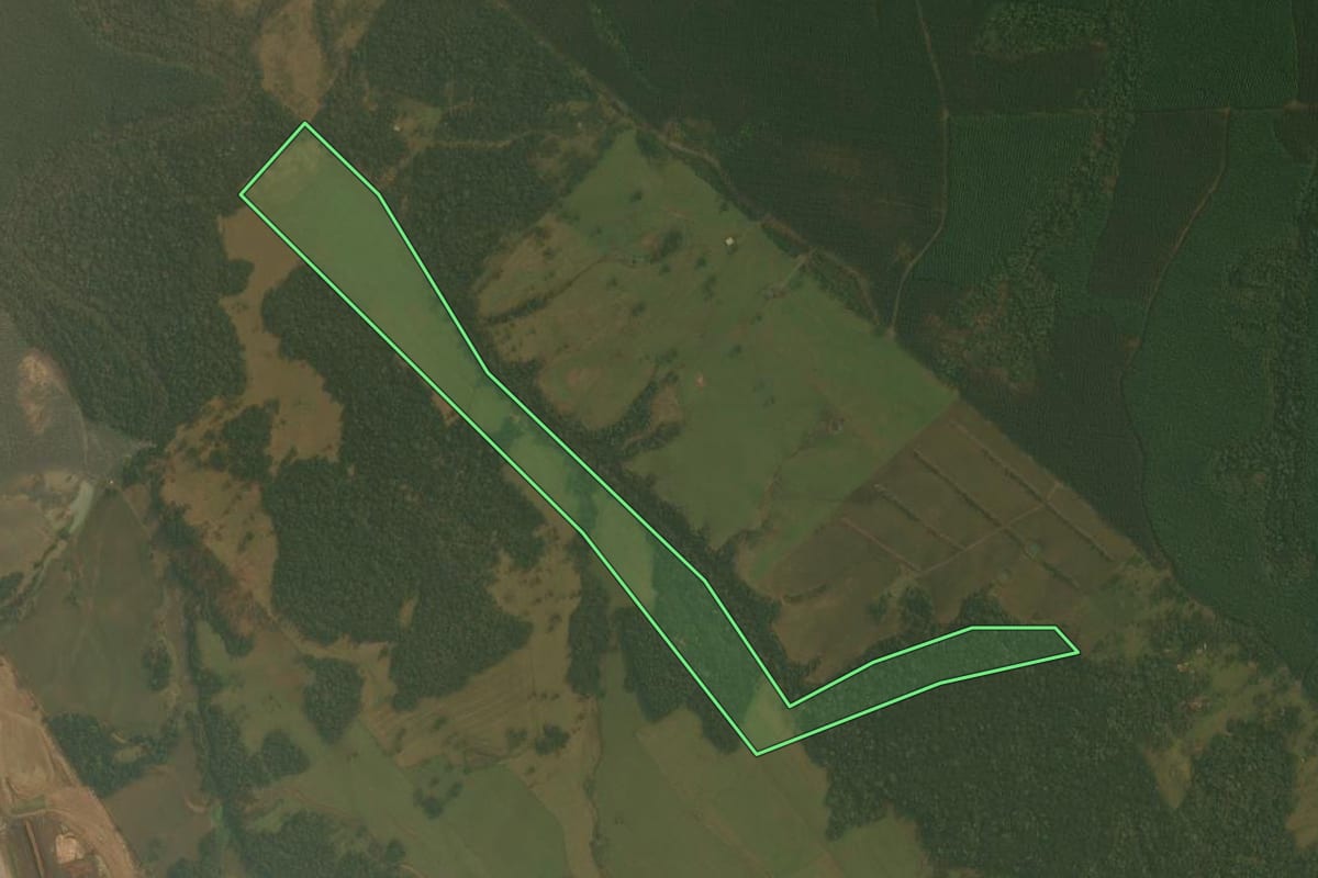 Imagem de satélite do imóvel rural em Otacílio Costa (SC), com o contorno declarado no CAR desenhado por cima.