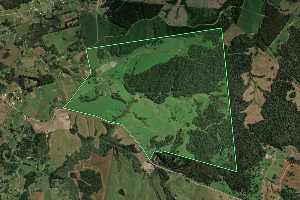 Imagem de satélite do imóvel rural em Otacílio Costa (SC), com o contorno declarado no CAR desenhado por cima.