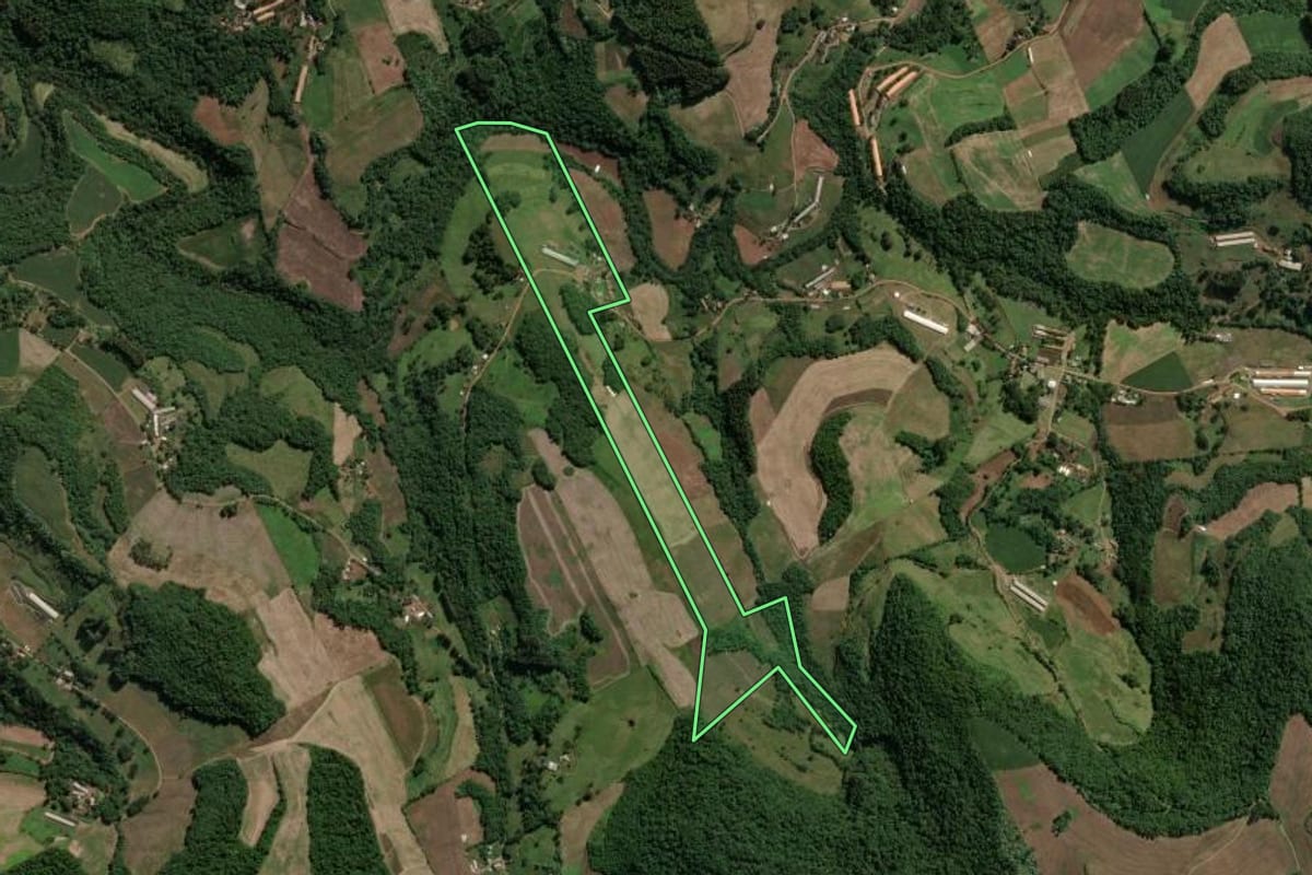 Imagem de satélite do imóvel rural em Ouro (SC), com o contorno declarado no CAR desenhado por cima.