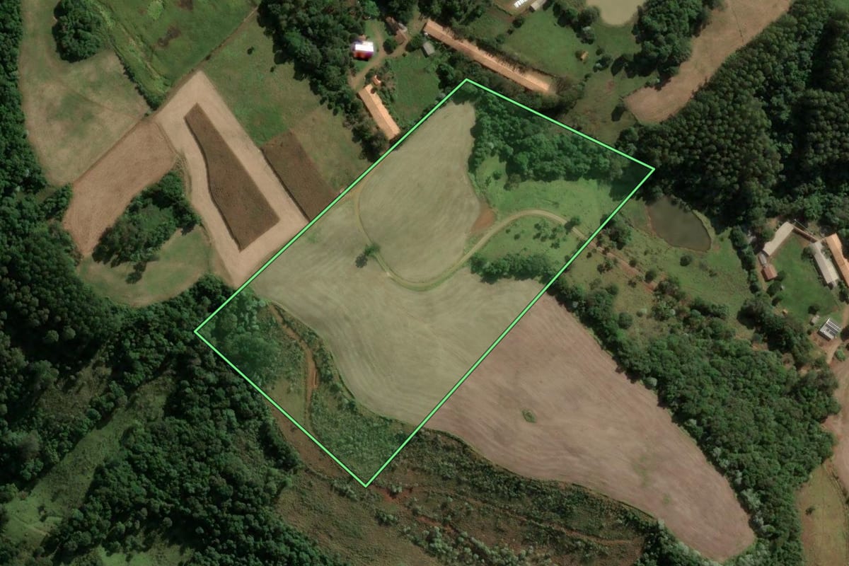 Imagem de satélite do imóvel rural em Ouro (SC), com o contorno declarado no CAR desenhado por cima.