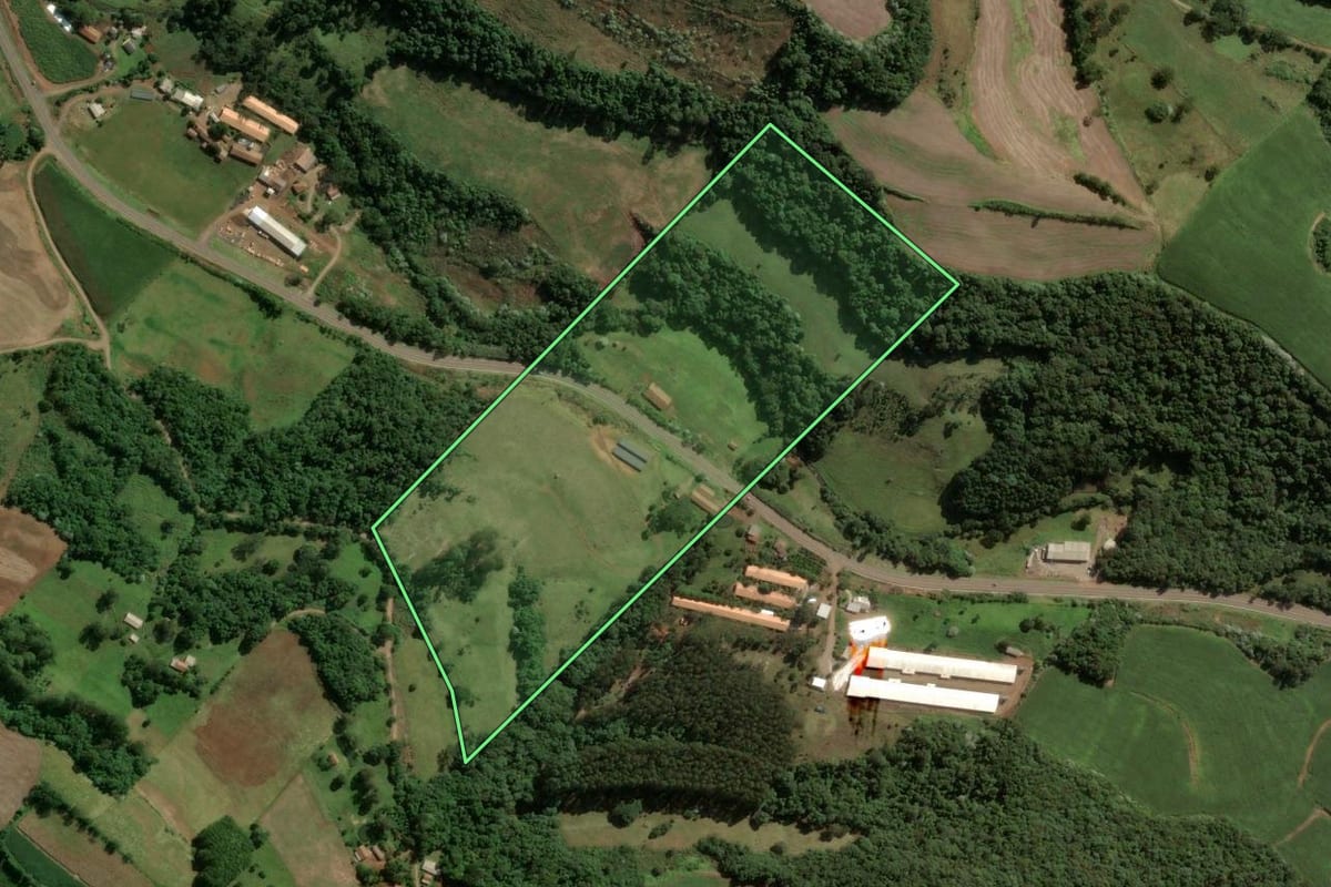Imagem de satélite do imóvel rural em Ouro (SC), com o contorno declarado no CAR desenhado por cima.