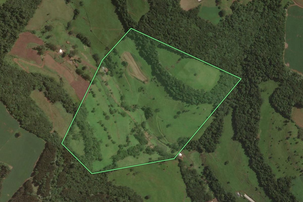 Imagem de satélite do imóvel rural em Ouro (SC), com o contorno declarado no CAR desenhado por cima.