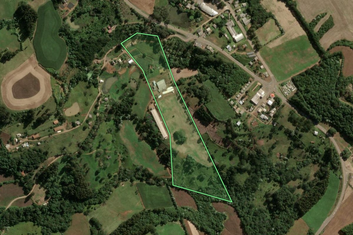 Imagem de satélite do imóvel rural em Ouro (SC), com o contorno declarado no CAR desenhado por cima.