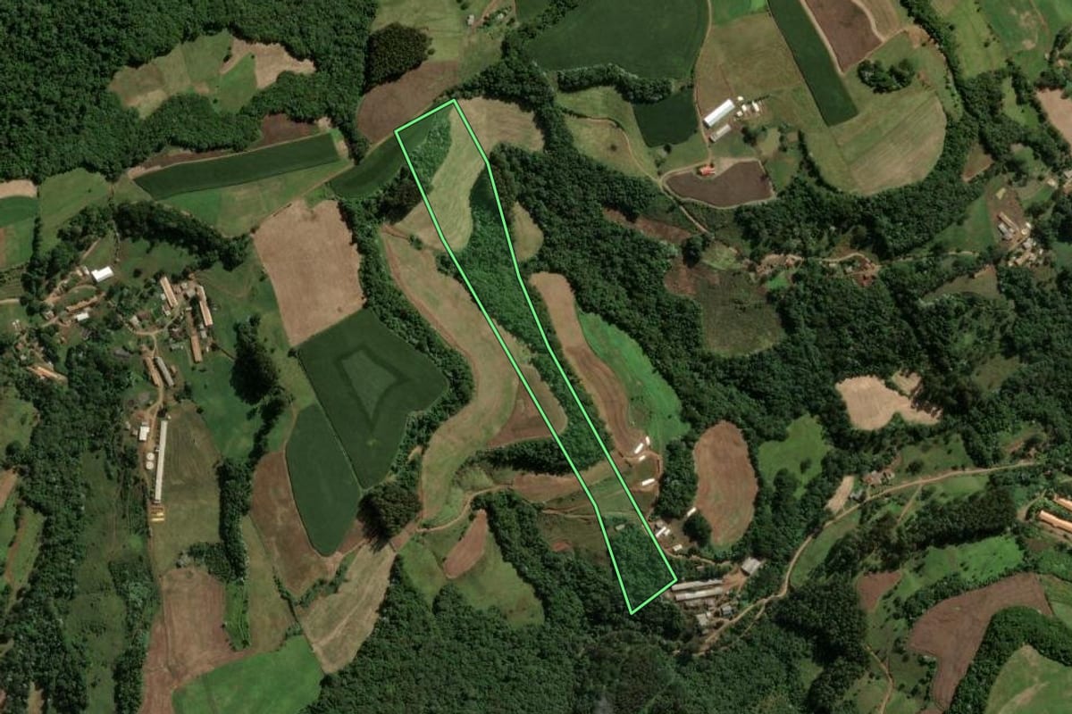 Imagem de satélite do imóvel rural em Ouro (SC), com o contorno declarado no CAR desenhado por cima.