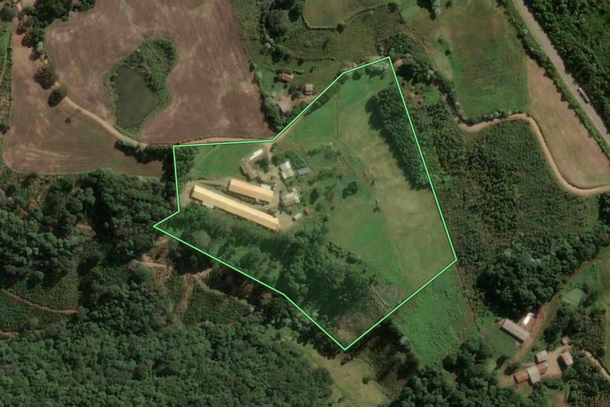 Imagem de satélite do imóvel rural em Ouro (SC), com o contorno declarado no CAR desenhado por cima.