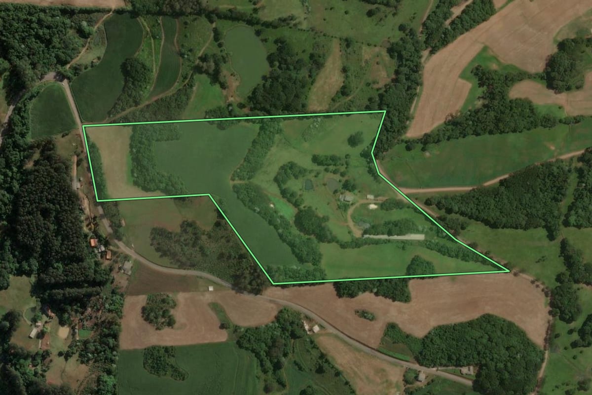 Imagem de satélite do imóvel rural em Ouro (SC), com o contorno declarado no CAR desenhado por cima.