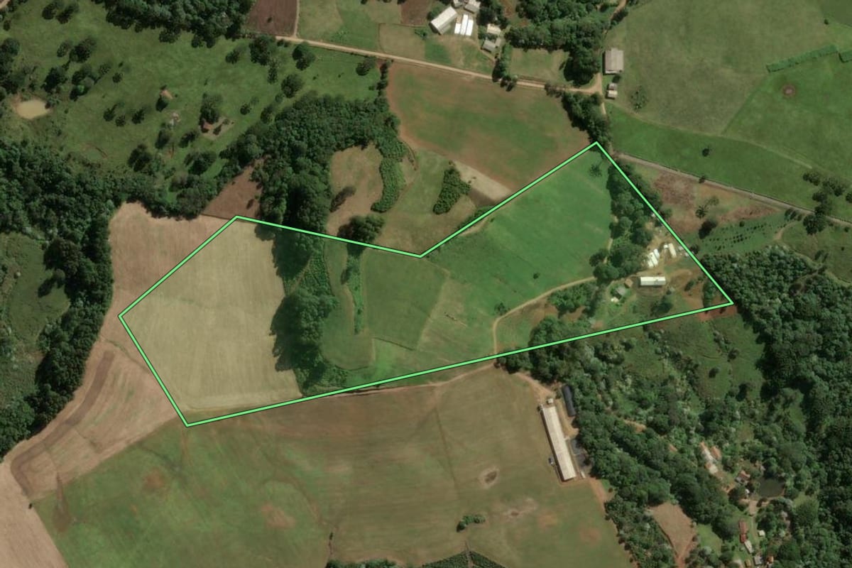 Imagem de satélite do imóvel rural em Ouro (SC), com o contorno declarado no CAR desenhado por cima.