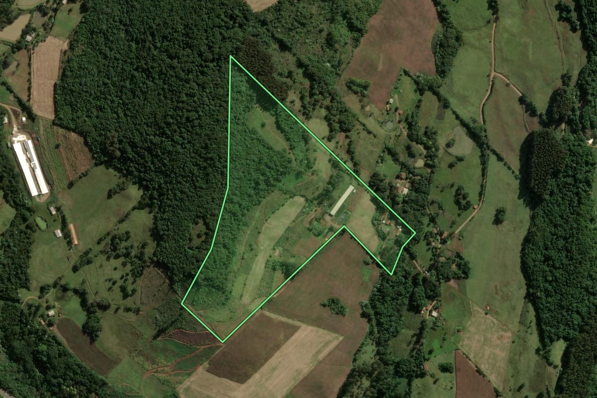 Imagem de satélite do imóvel rural em Ouro (SC), com o contorno declarado no CAR desenhado por cima.