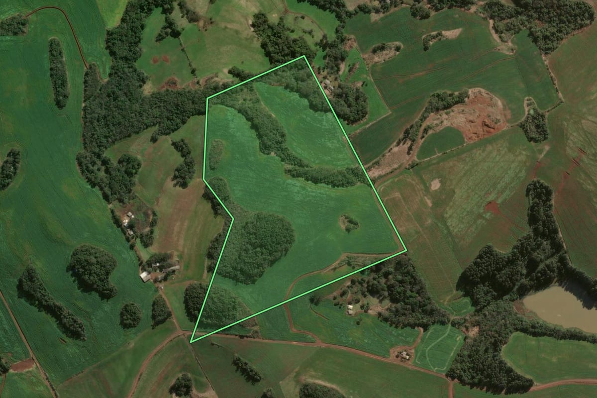 Imagem de satélite do imóvel rural em Ouro Verde (SC), com o contorno declarado no CAR desenhado por cima.