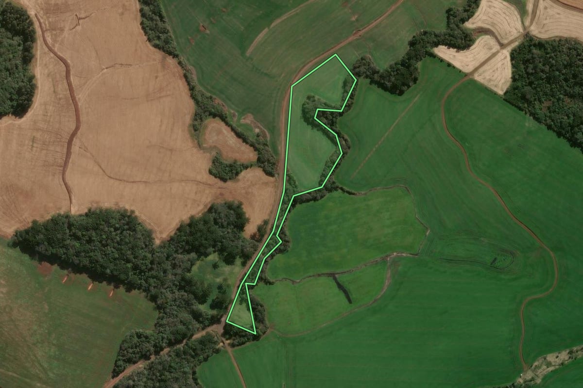 Imagem de satélite do imóvel rural em Ouro Verde (SC), com o contorno declarado no CAR desenhado por cima.