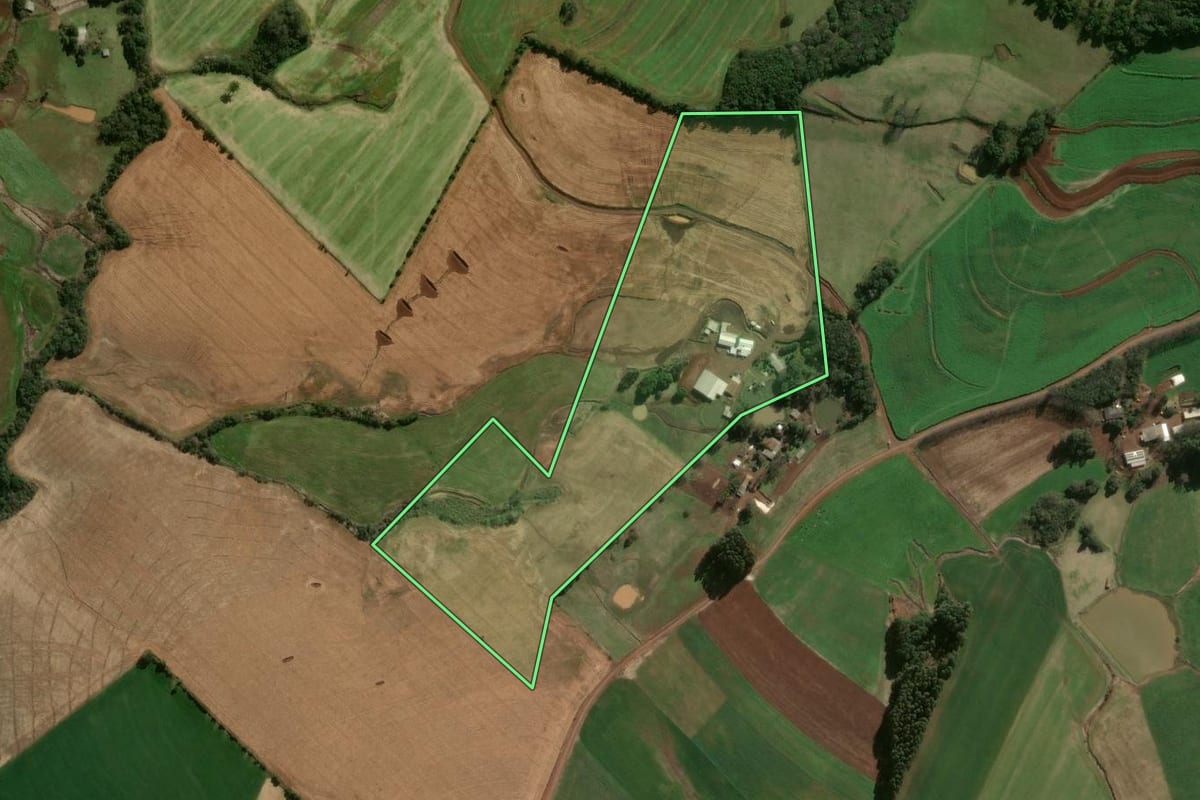 Imagem de satélite do imóvel rural em Ouro Verde (SC), com o contorno declarado no CAR desenhado por cima.