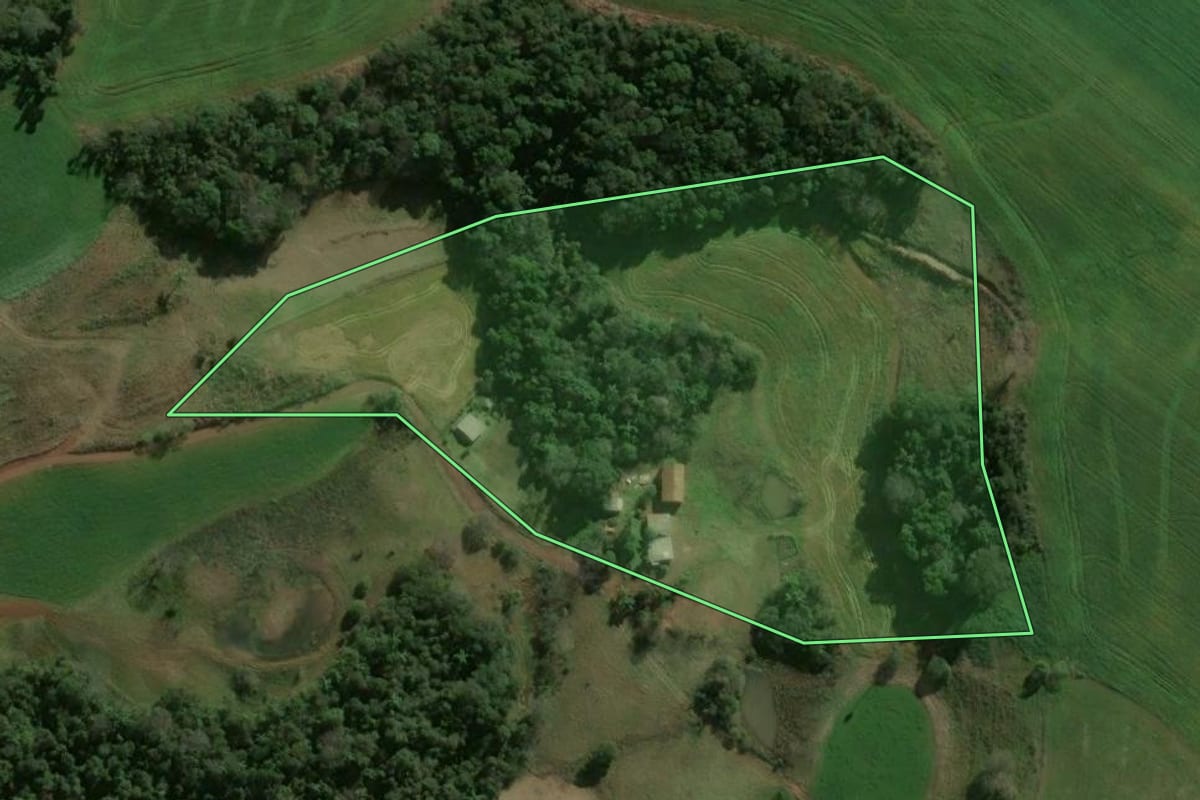 Imagem de satélite do imóvel rural em Ouro Verde (SC), com o contorno declarado no CAR desenhado por cima.