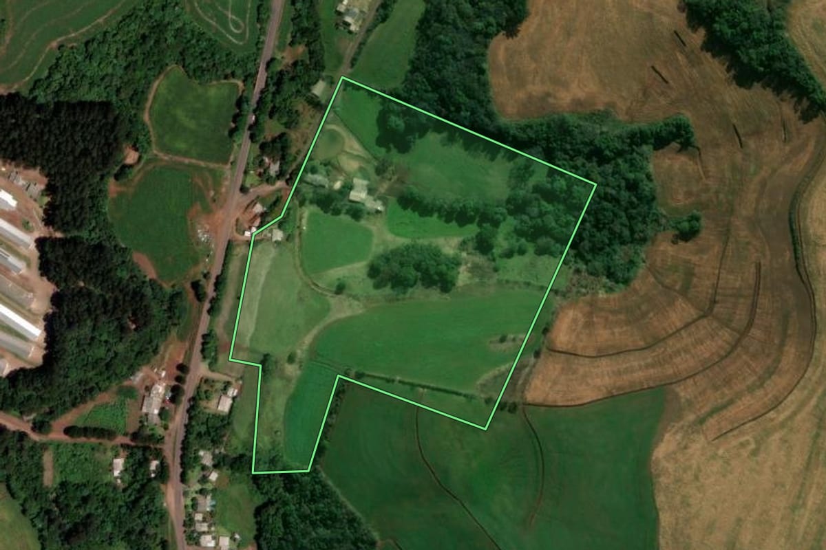 Imagem de satélite do imóvel rural em Ouro Verde (SC), com o contorno declarado no CAR desenhado por cima.