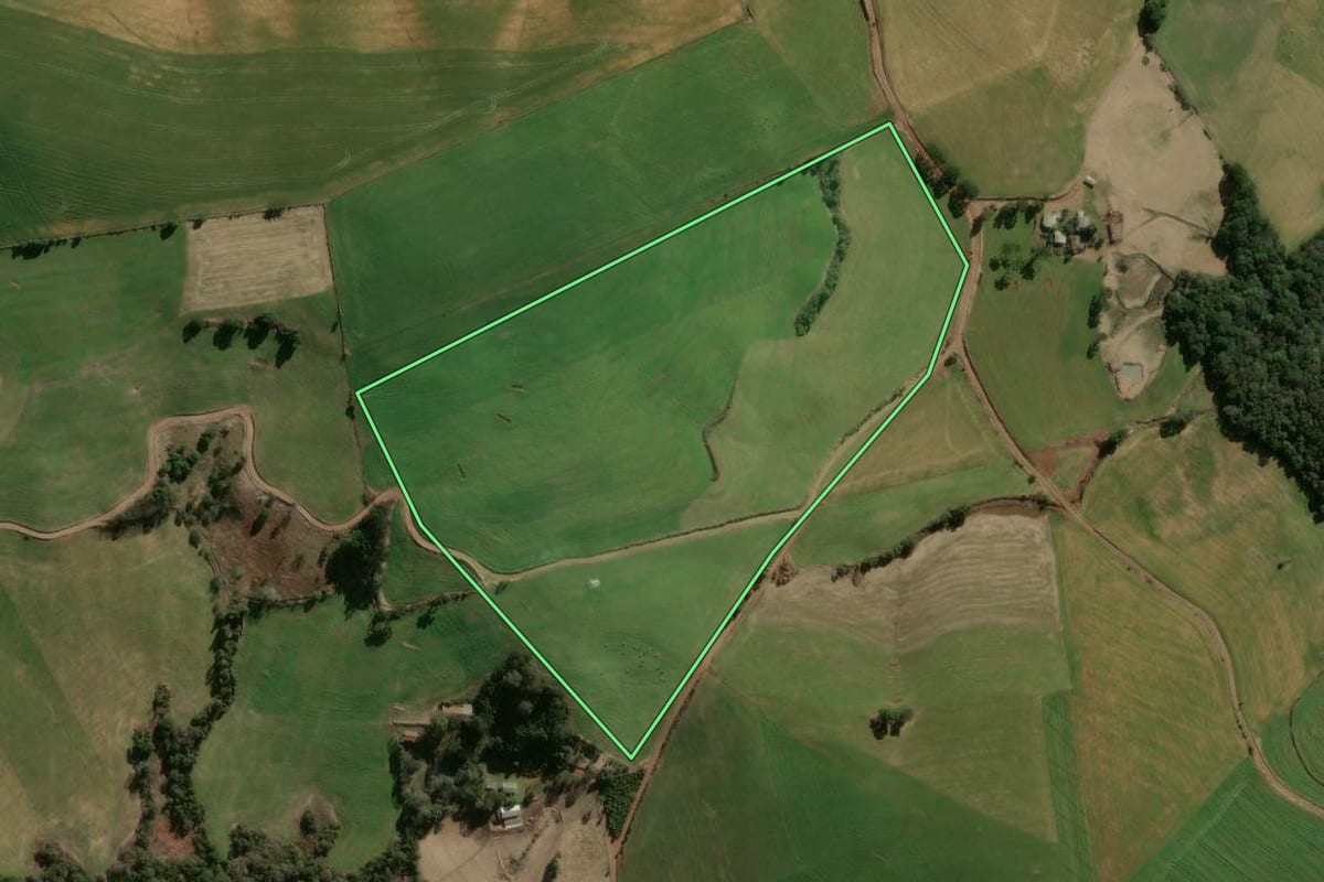 Imagem de satélite do imóvel rural em Ouro Verde (SC), com o contorno declarado no CAR desenhado por cima.