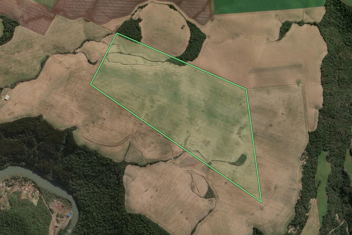 Imagem de satélite do imóvel rural em Ouro Verde (SC), com o contorno declarado no CAR desenhado por cima.