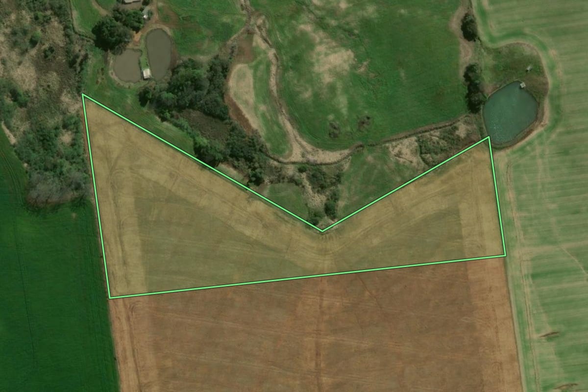 Imagem de satélite do imóvel rural em Ouro Verde (SC), com o contorno declarado no CAR desenhado por cima.