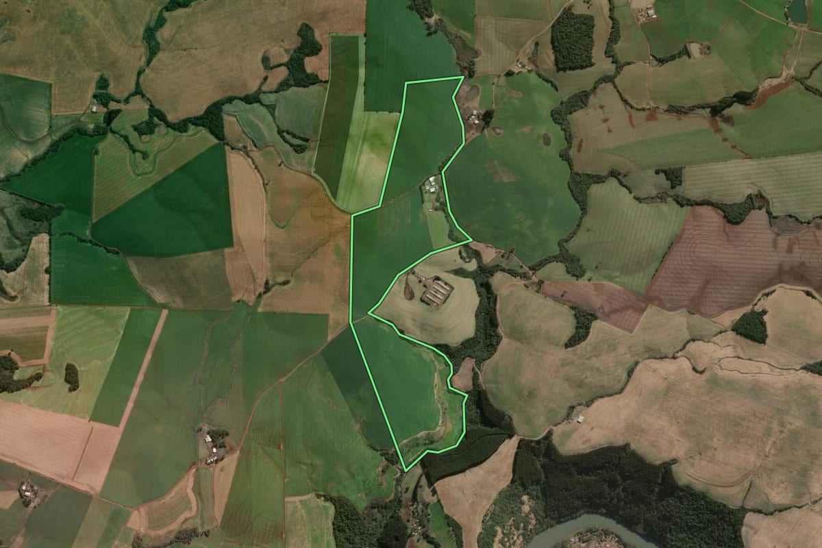 Imagem de satélite do imóvel rural em Ouro Verde (SC), com o contorno declarado no CAR desenhado por cima.
