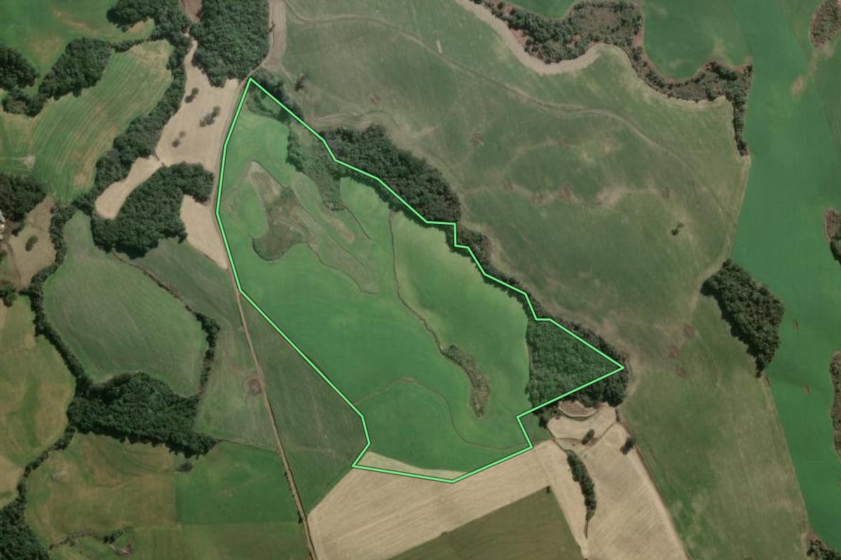 Imagem de satélite do imóvel rural em Ouro Verde (SC), com o contorno declarado no CAR desenhado por cima.