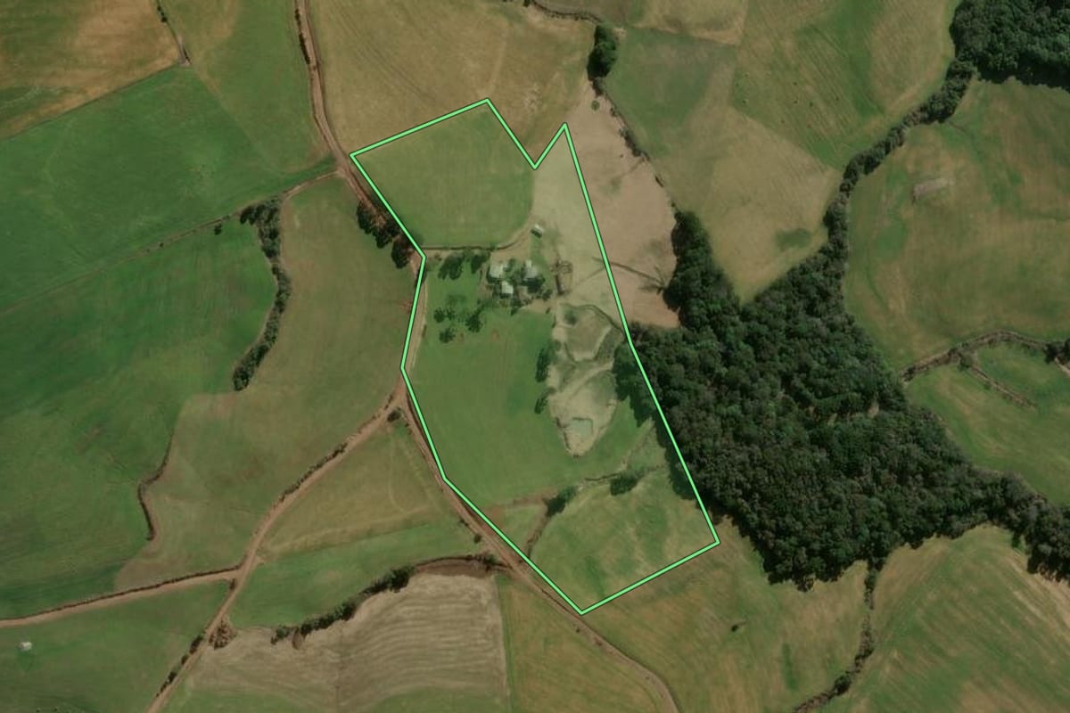 Imagem de satélite do imóvel rural em Ouro Verde (SC), com o contorno declarado no CAR desenhado por cima.